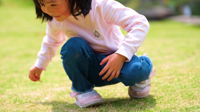 公园小孩子小女孩女童儿童打手势游玩踏青亲