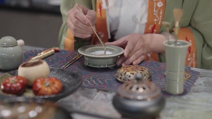 古风女子制香细节画面