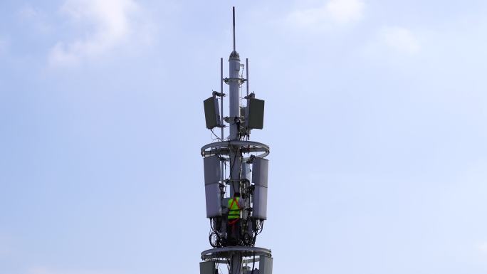 工程师维修信号塔工人维修通讯塔施工维护