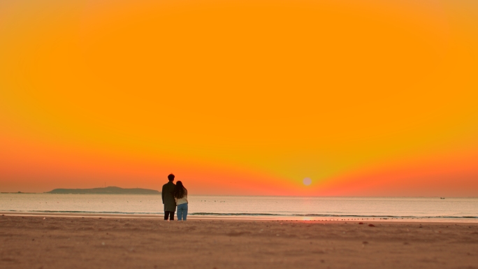 情侣海边沙滩看日出看夕阳