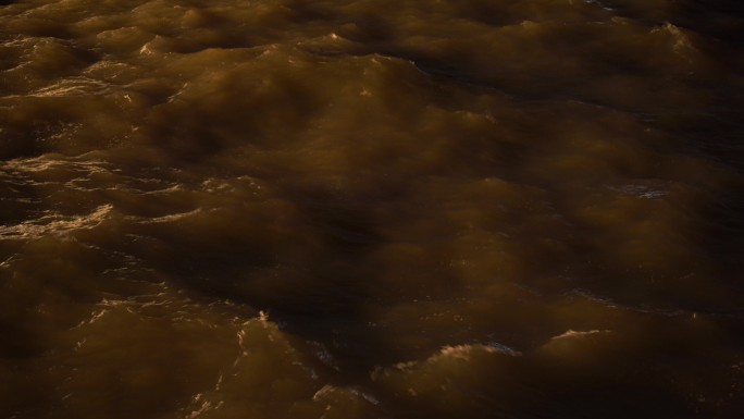 夜晚浑浊河水浑浊海水特写水流