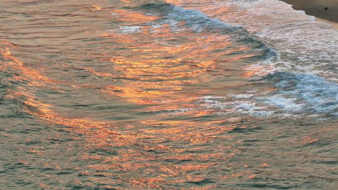 夕阳下金色光芒的海岸线