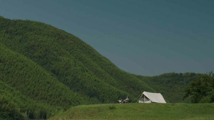 户外 晴天 青山绿水 露营 帐篷 航拍