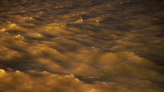 夜晚浑浊河水浑浊海水特写水流