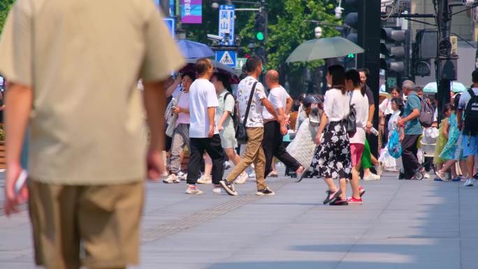 城市夏天暑假酷暑高温炎热街道人群人流汽车