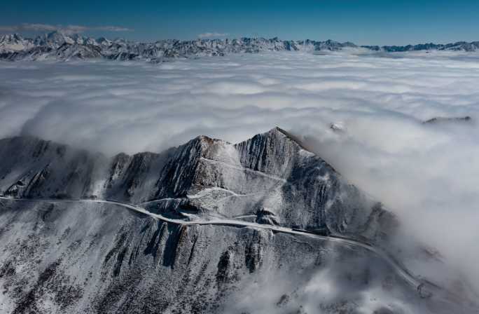 大气航拍雪山云海延时片头片尾素材