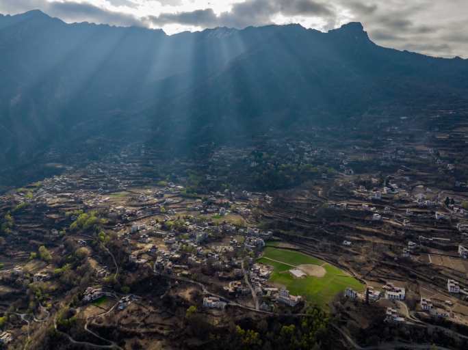 航拍中路藏寨乡村旅游