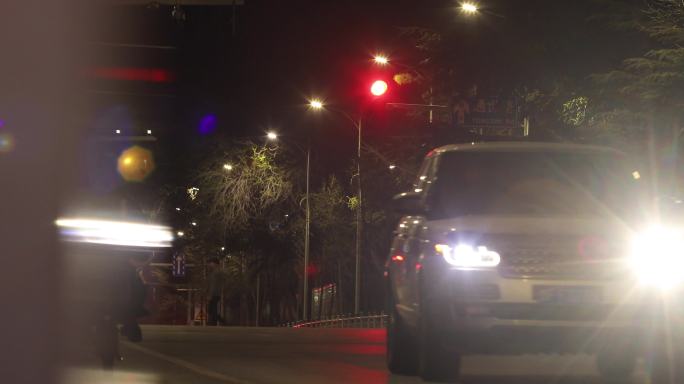 夜晚人行道红绿灯-红绿灯-红灯变绿灯