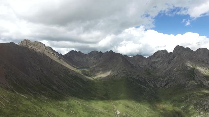 青海久治巴颜喀拉山年保玉则山 海子 天池