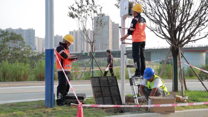 电力工人检查电路建设