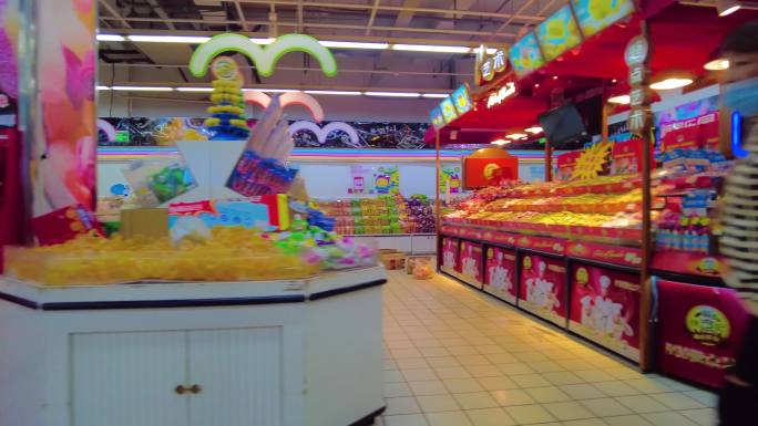 超市摆放的零食商品展示空镜头4