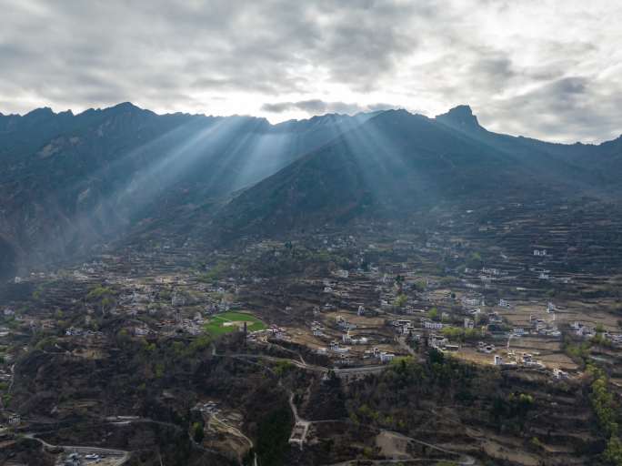 航拍中路藏寨乡村旅游