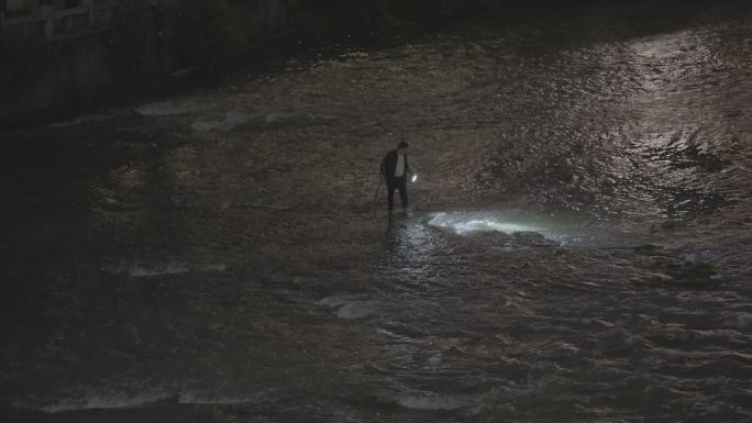 夜晚河道中打捞灰片