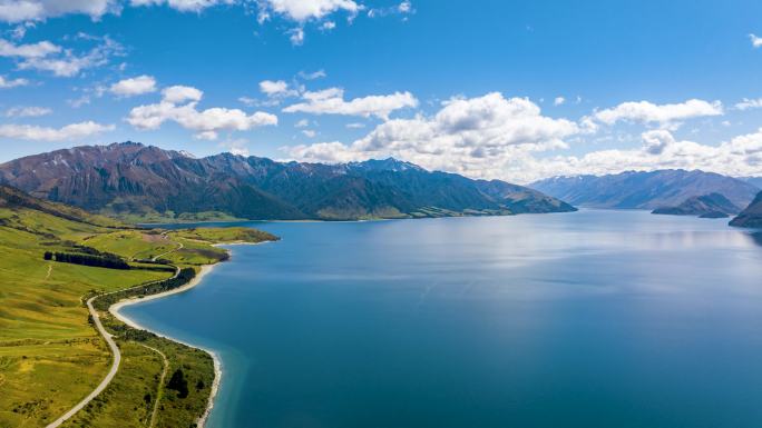 延时航拍新西兰哈威亚湖蓝天白云