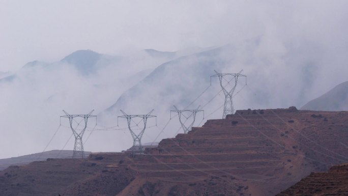浓雾中的 电力铁塔 电网 冬季高山铁塔