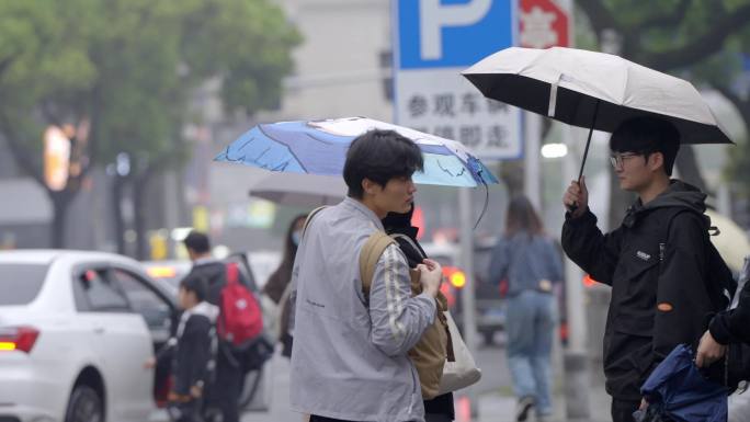 雨天打车的年轻人