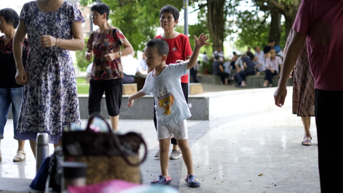 小朋友公园跳广场舞