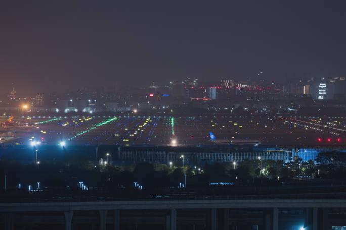 夜晚飞机排队等待起飞