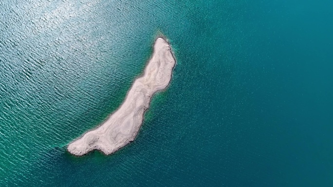 俯拍蓝色湖泊里的一座孤岛 新疆班迪尔湖