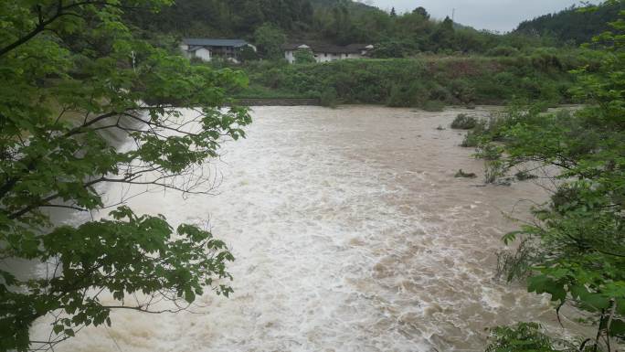 洪水来袭  大坝决堤