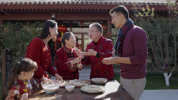 春节一家人团圆包饺子写春联