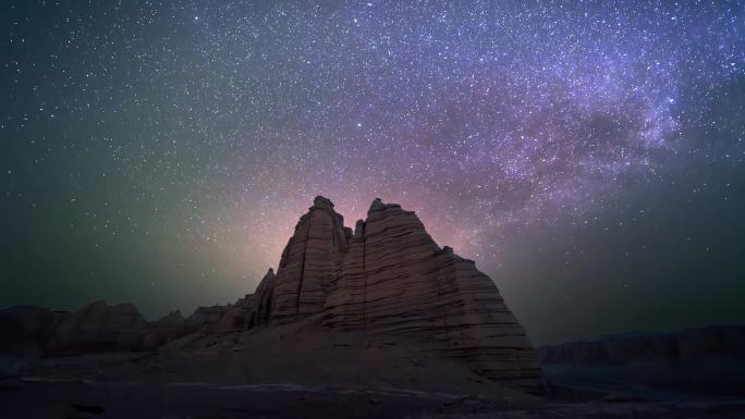 戈壁雅丹的银河星空延时