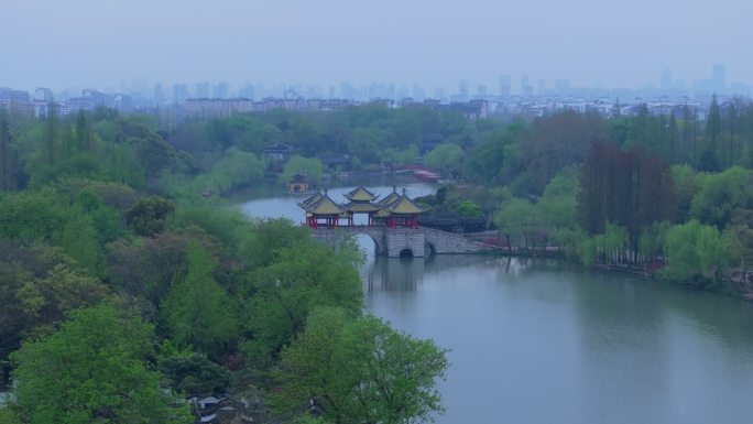 航拍烟雨江南扬州瘦西湖风景区