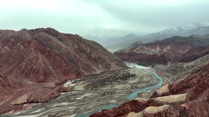 新疆奥依塔克红山谷奥依塔克河远处为雪山