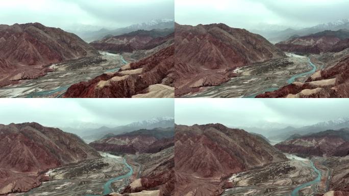 新疆奥依塔克红山谷奥依塔克河远处为雪山