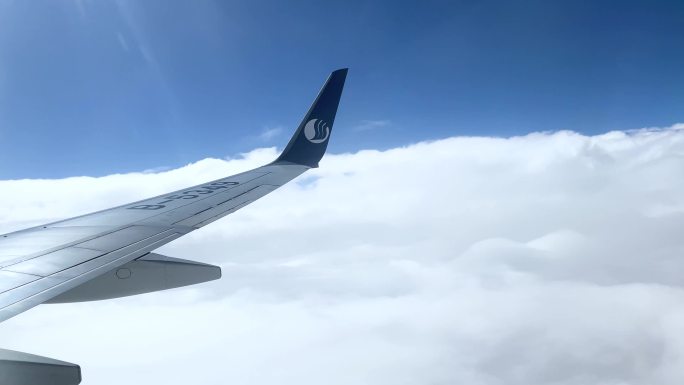 飞机穿梭云海