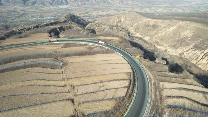 货车山路秦岭盘旋公路