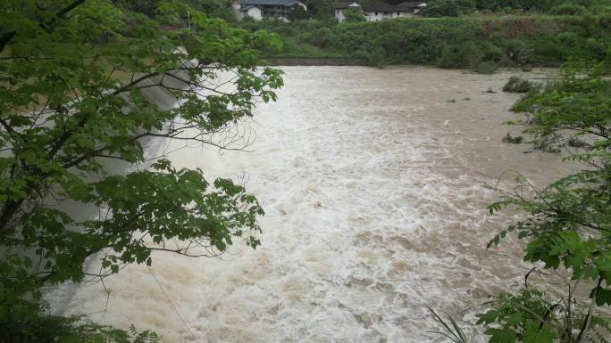 洪水来袭  大坝决堤