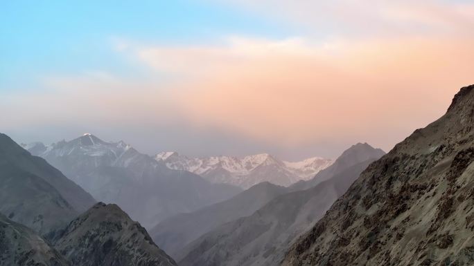 新疆帕米尔高原昆仑雪山日出航拍