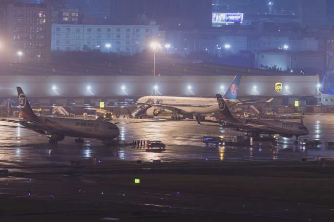 雨中旅客下飞机延时摄影