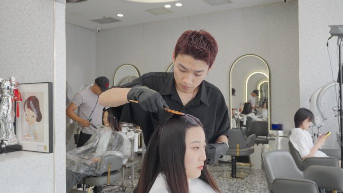 年轻女性在理发店理发
