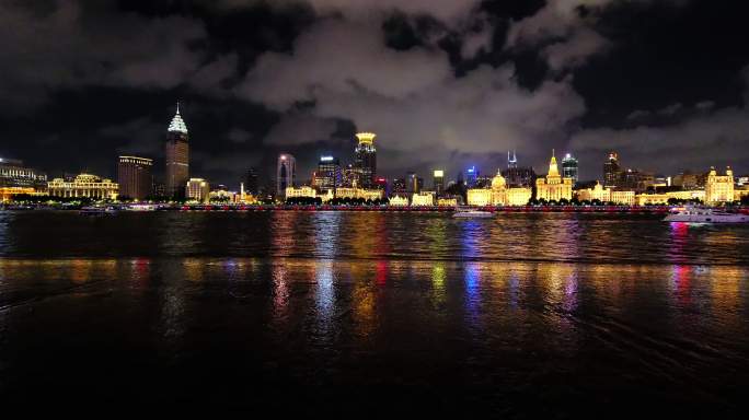 广角的夜晚的中国上海外滩和黄浦江