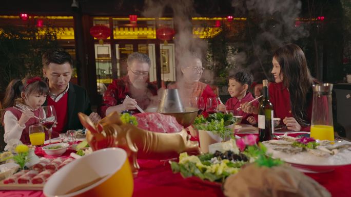 春节一家人围坐在一起吃年夜饭