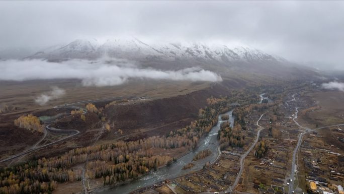 新疆阿勒泰禾木古村落雪山秋色航拍