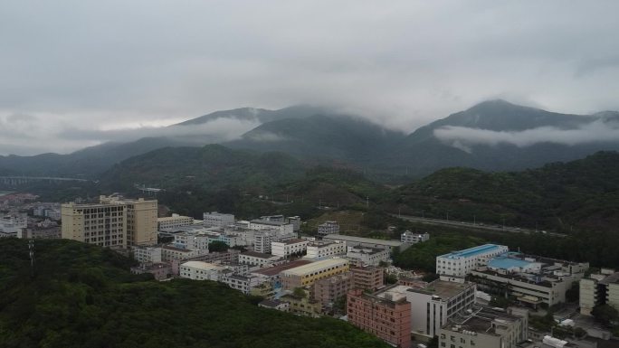 广东东莞：春雨过后，群山之间云雾缭绕