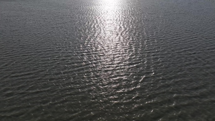 航拍水面湖面江面海面阳光波光金光实拍素材