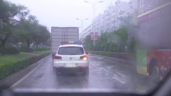 下雨天警车行驶在路上执法警车路上的警车