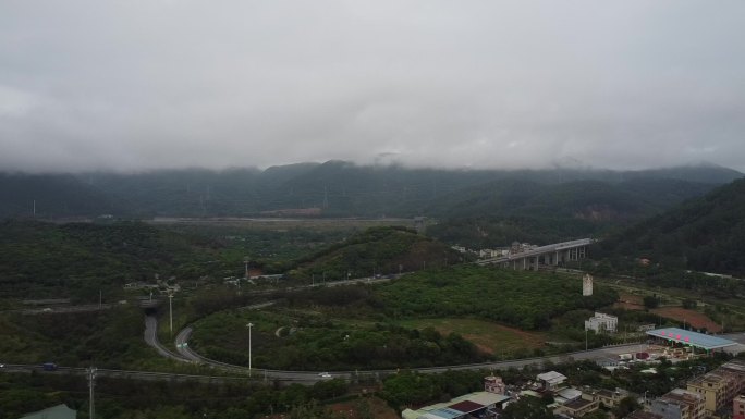 广东东莞：春雨过后，群山之间云雾缭绕