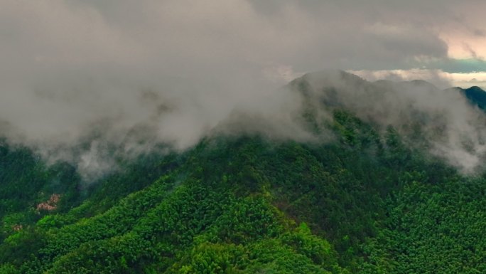 航拍安徽黄山休宁金龙山春雨云海风光4K