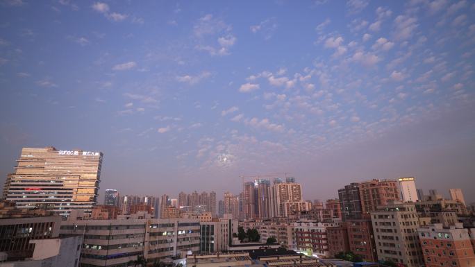 伴随着月光升空的城市日转夜