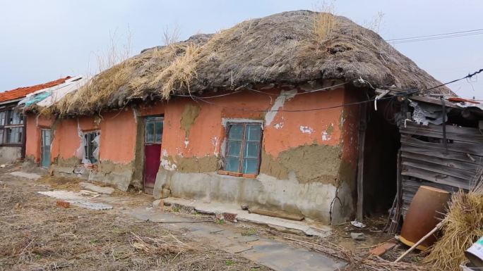 东北朝鲜族老房子茅草屋