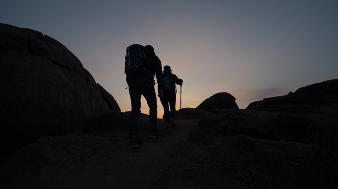 登山人物逆光剪影