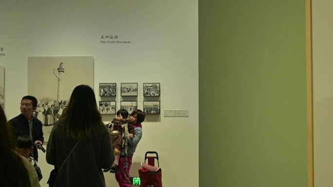 参观画展，众人参观旧时代画展