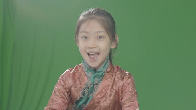 藏族女学生自信阳光播音主持课堂录播室抠绿