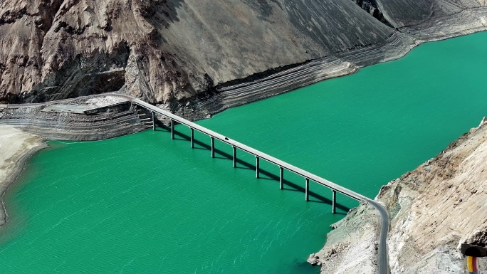 汽车行驶在桥梁上 新疆塔县班迪尔湖航拍