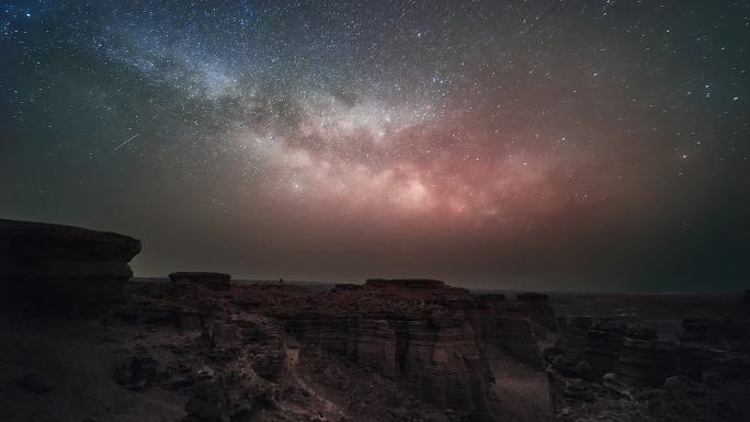 戈壁雅丹的银河星空延时